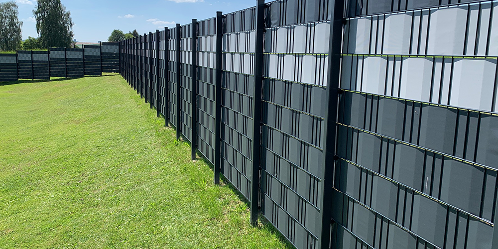 Doppelstabmattenzaun Sichtschutz anbringen:   Sichtschutzstreifen einfädeln